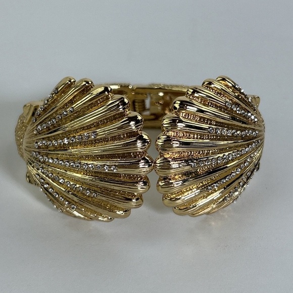 Lilly Pulitzer Jewelry - Lilly Pulitzer Gold Shell Design Bracelet